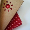 Bolinhas brancas com fundo vermelho