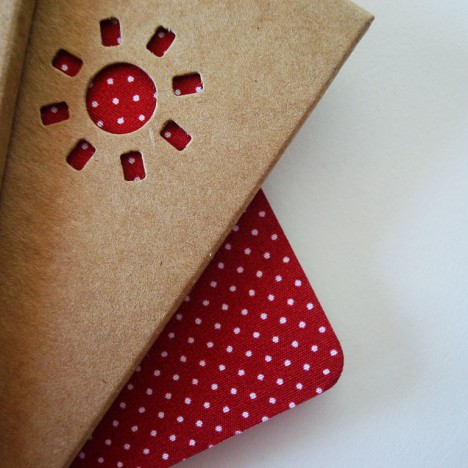 Bolinhas brancas com fundo vermelho