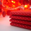 Bolinhas brancas com fundo vermelho