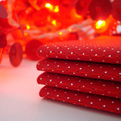 Bolinhas brancas com fundo vermelho