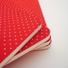 Bolinhas brancas com fundo vermelho