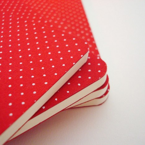 Bolinhas brancas com fundo vermelho