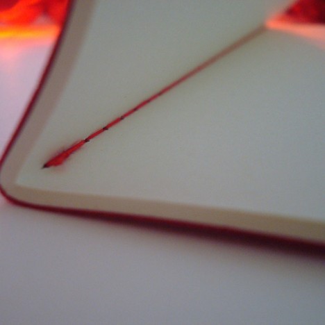 Bolinhas brancas com fundo vermelho