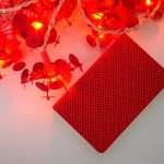 Bolinhas brancas com fundo vermelho