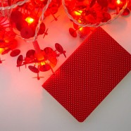 Bolinhas brancas com fundo vermelho