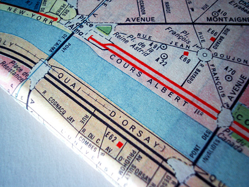 Capa em papel Color Plus marfim 240gr recoberto com mapas de Paris de 1958.
